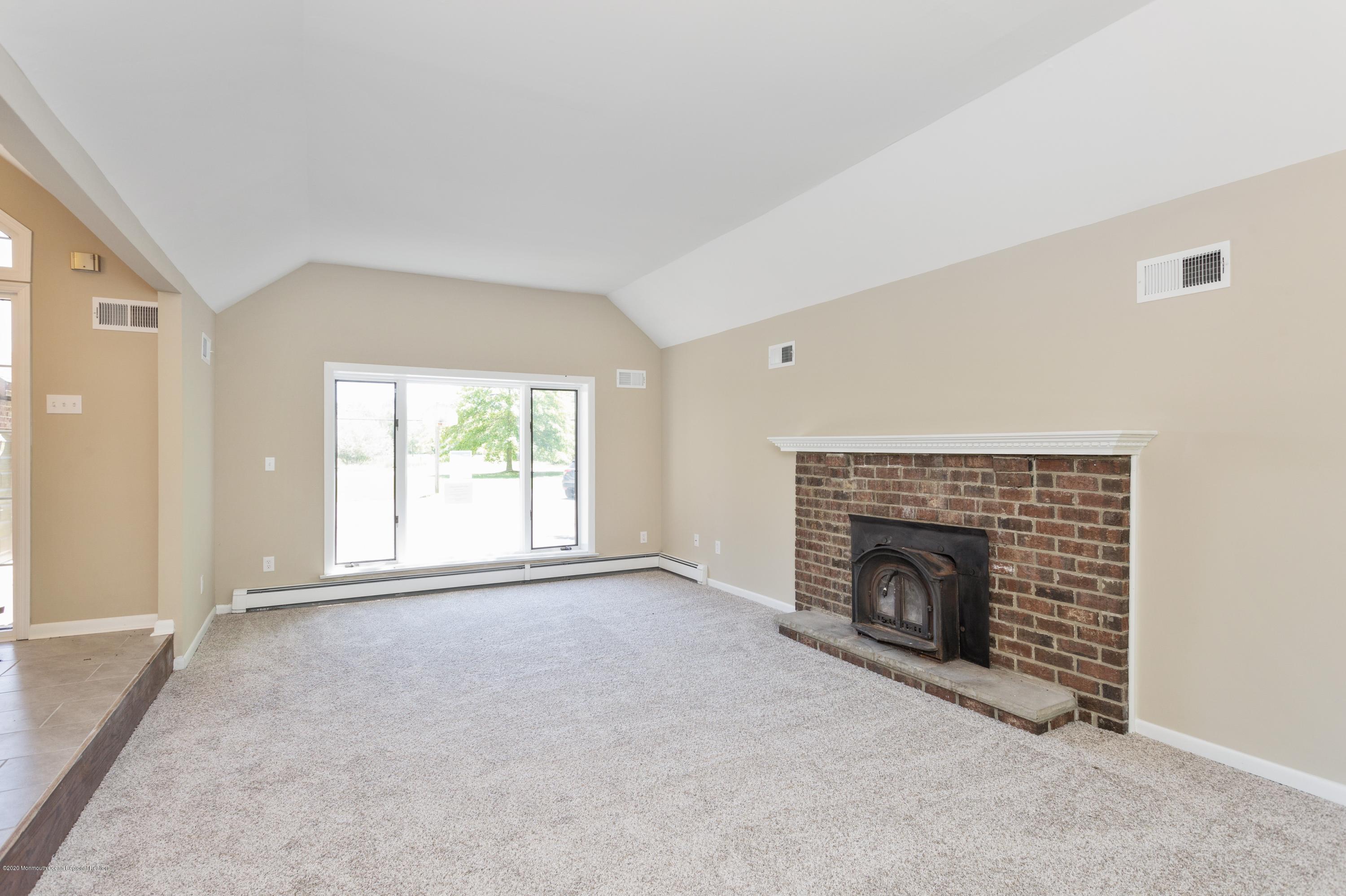 122 Larrison Road Wrightstown, NJ 08562 - Photo 4 of 9 04_122LARRISONRD_2004_HiRes