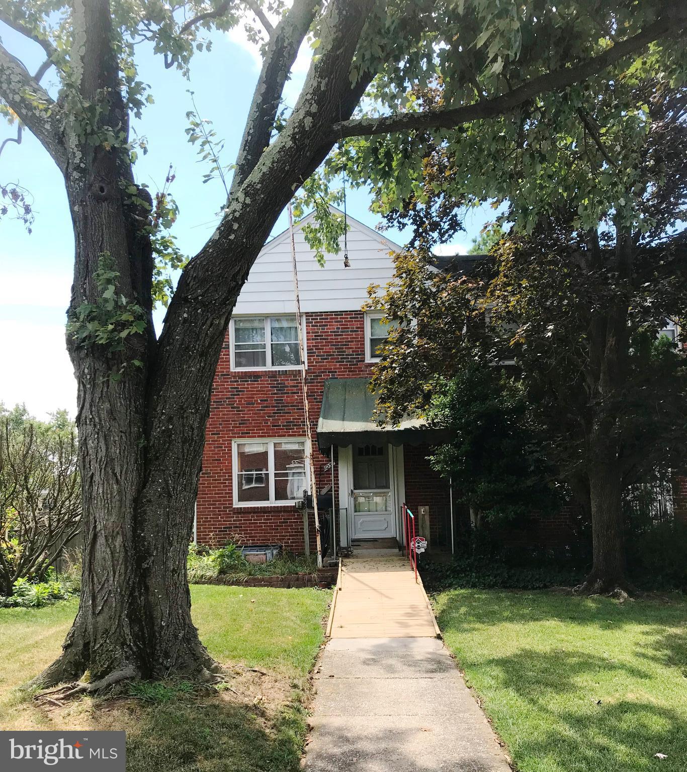 Front of house - Large yard