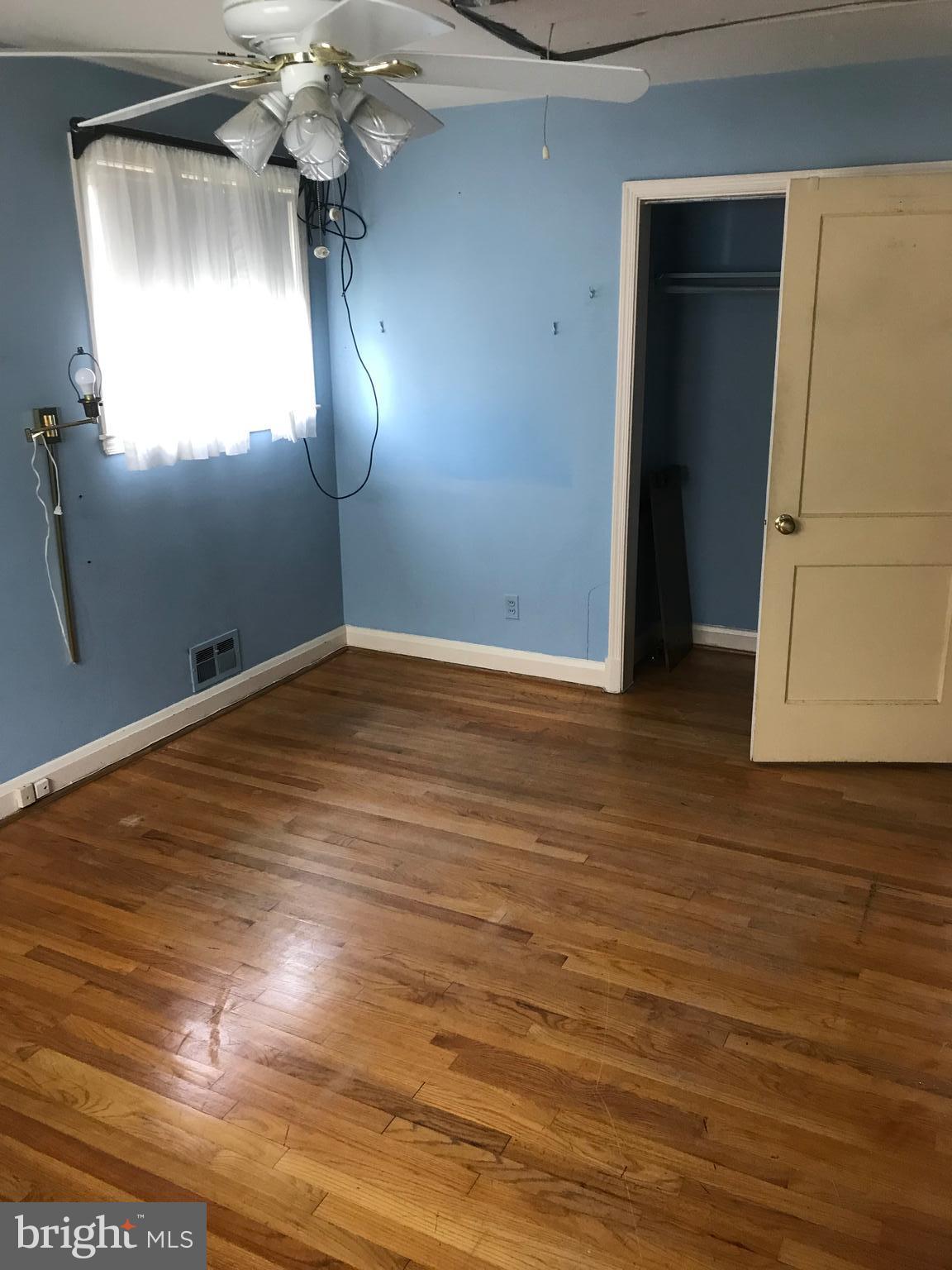 Master w/ceiling fan and light