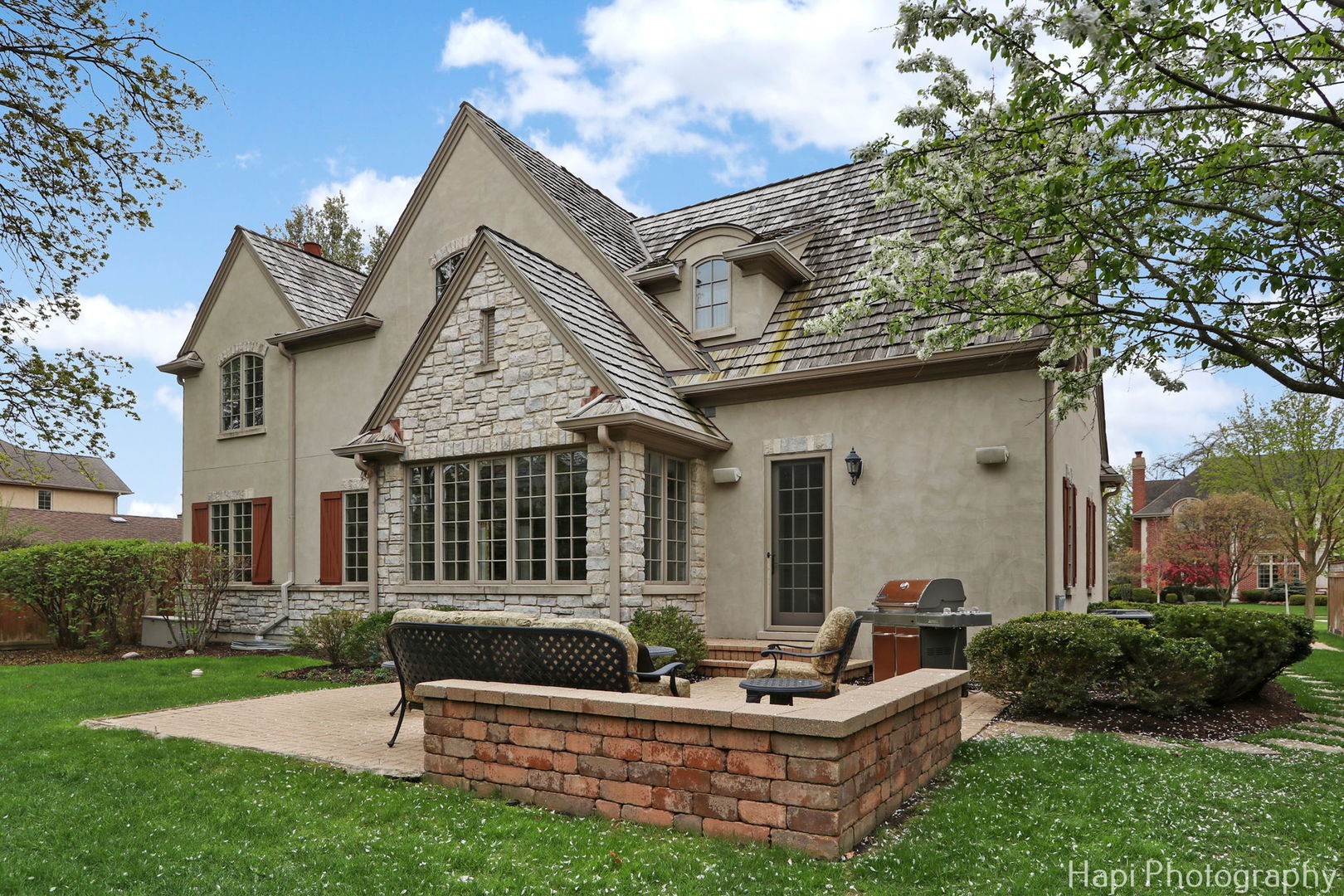 2158 Scott Road Northbrook, IL 60062 - Photo 4 of 57 a front view of a house with garden