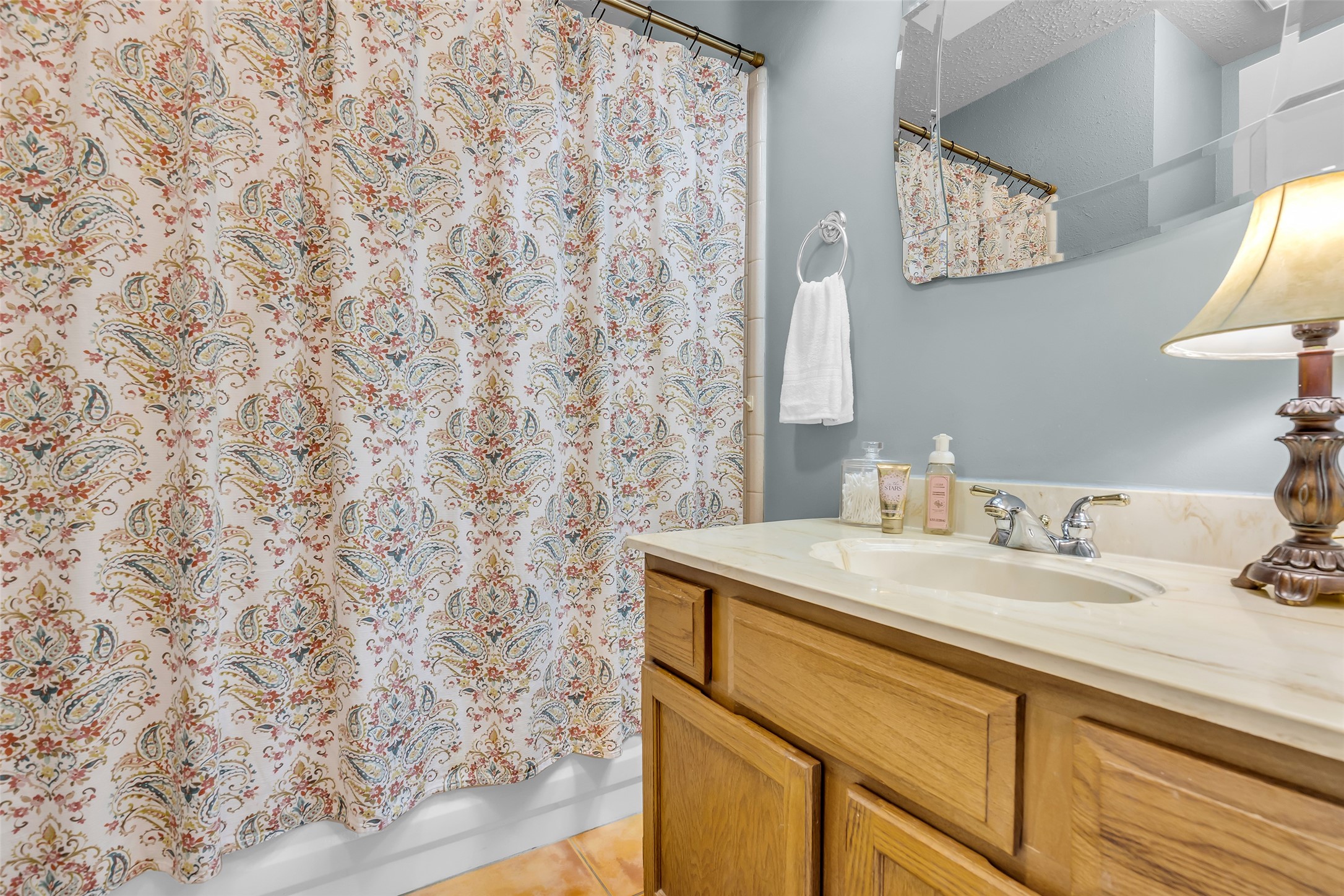17314 Chapel Pine Street Spring, TX 77379 - Photo 27 of 44 2nd full bathroom located between the secondary bedrooms.
