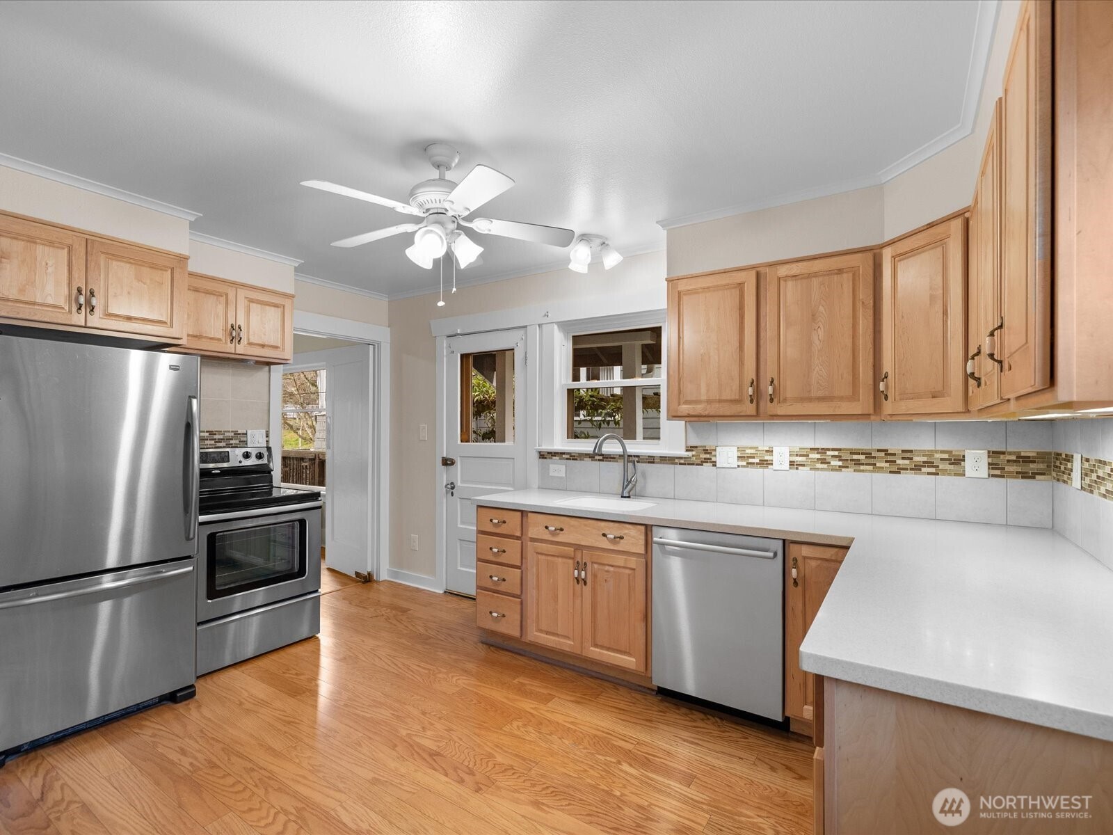 166 Newton Street Seattle, WA 98109 - Photo 11 of 25