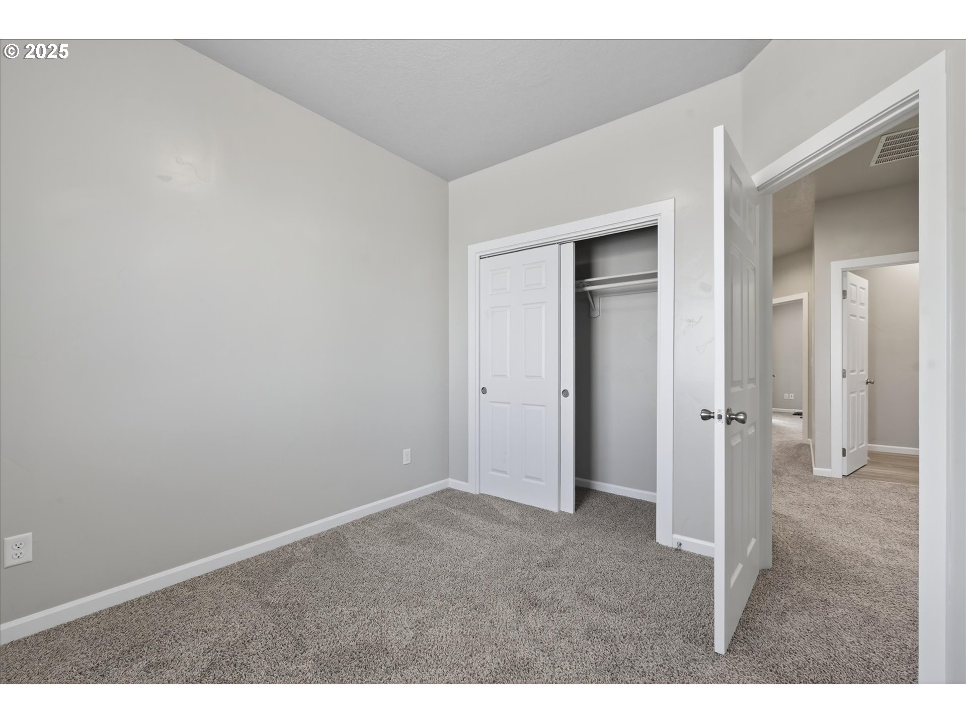 565 Baker Street Baker City, OR 97814 - Photo 22 of 36 a view of an empty room