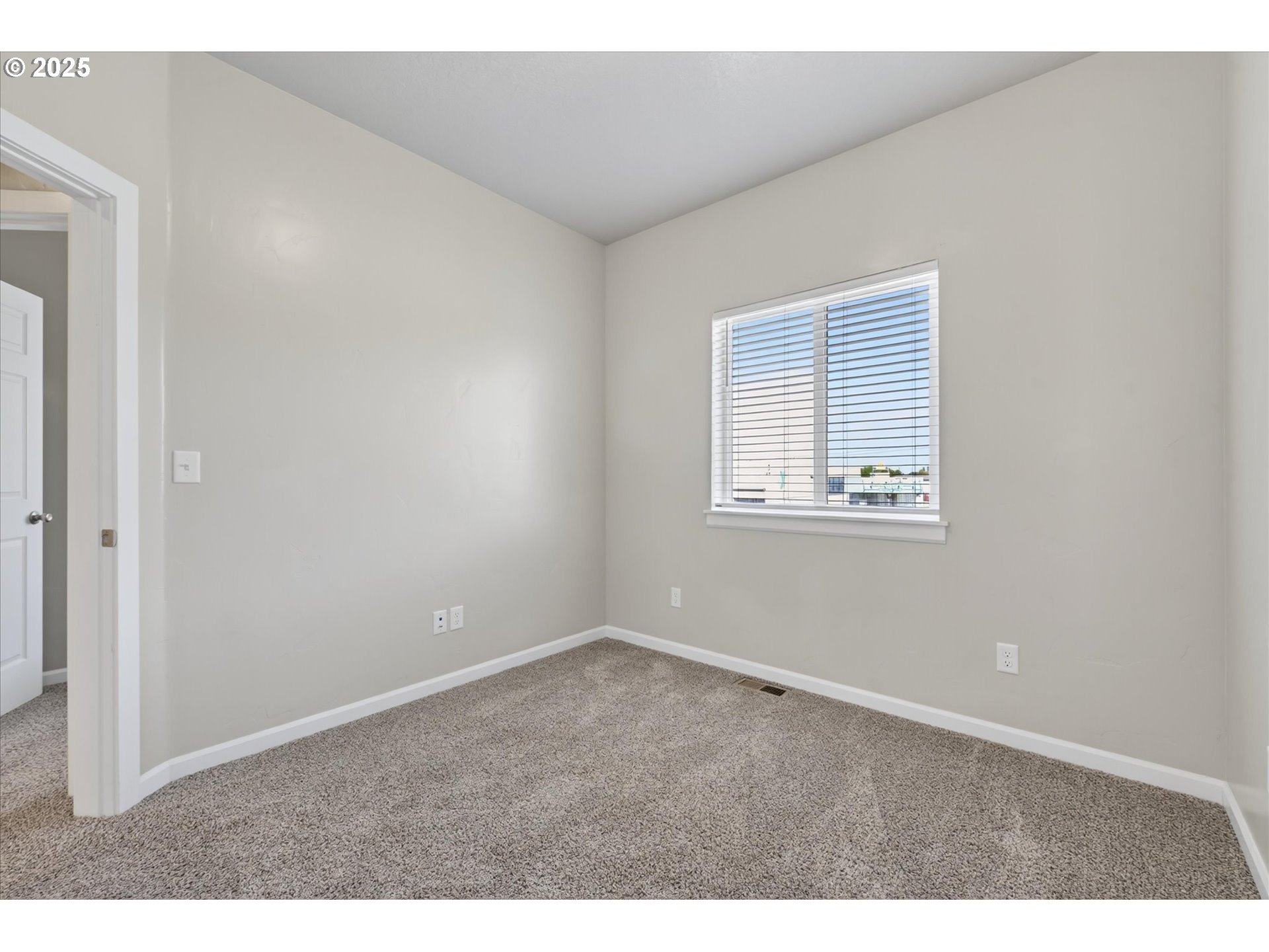 565 Baker Street Baker City, OR 97814 - Photo 23 of 36 an empty room with windows
