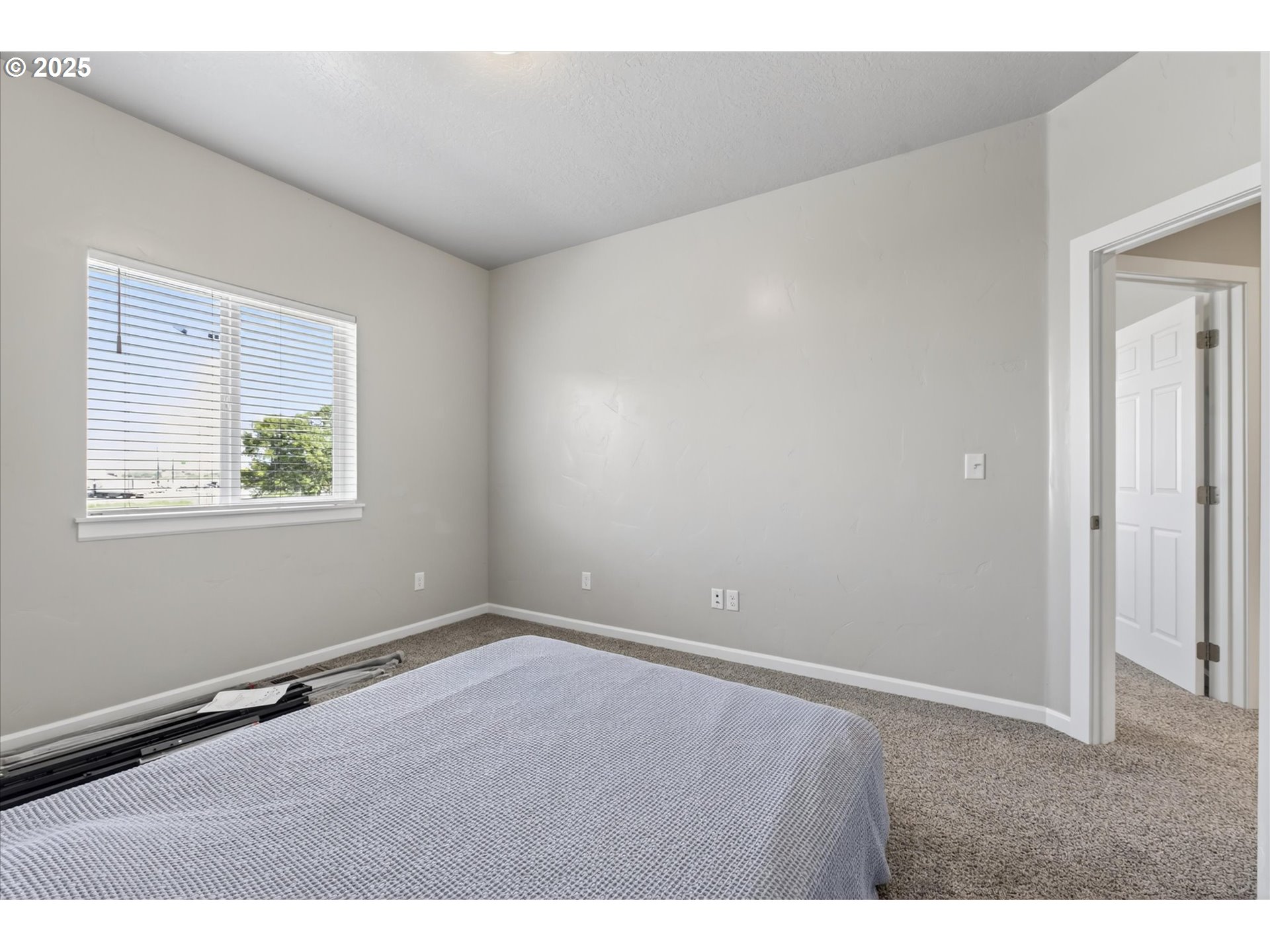 565 Baker Street Baker City, OR 97814 - Photo 25 of 36 an empty room with windows