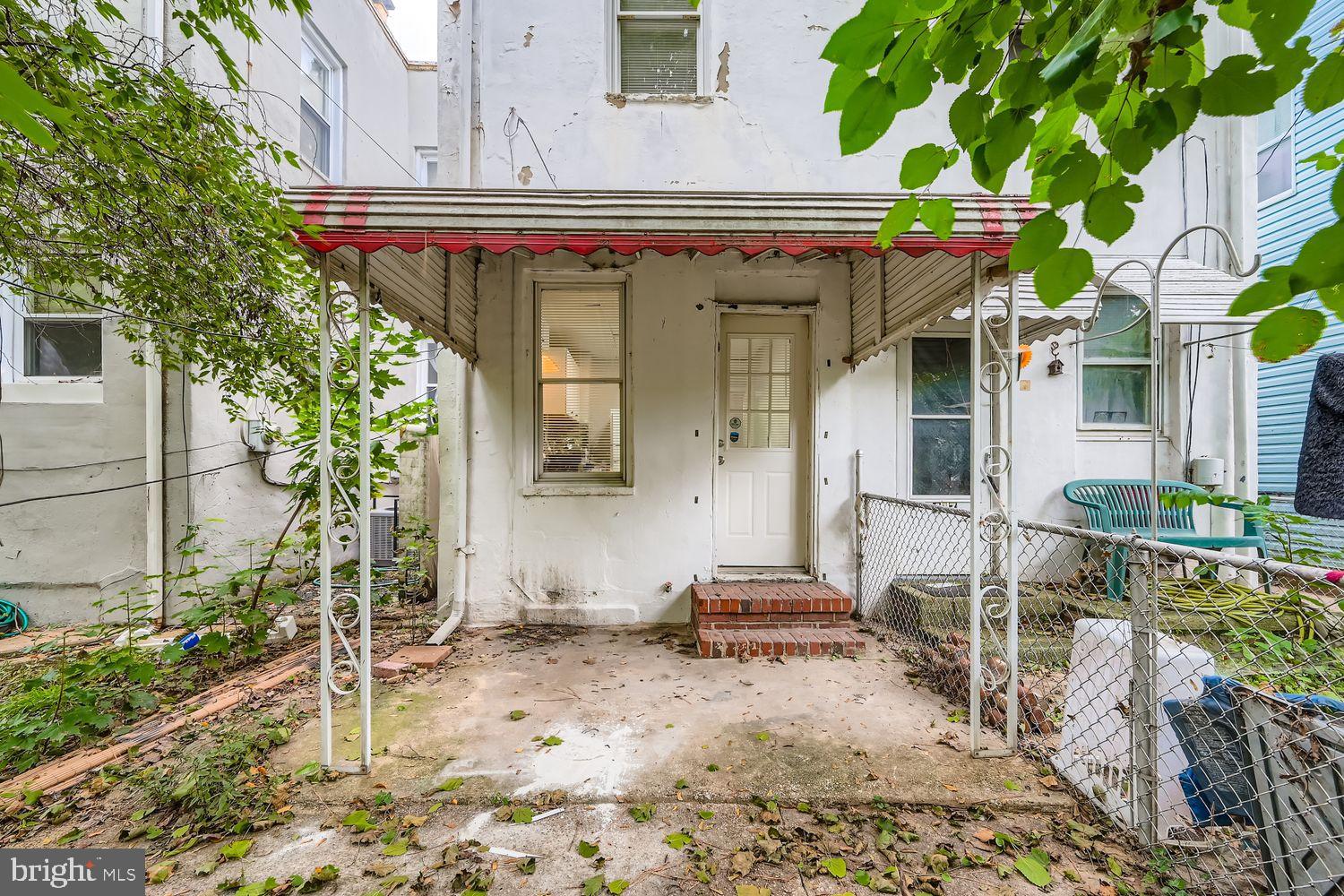 415 Cambria Street Baltimore, MD 21225 - Photo 16 of 17 a view of a chairs and table in the patio