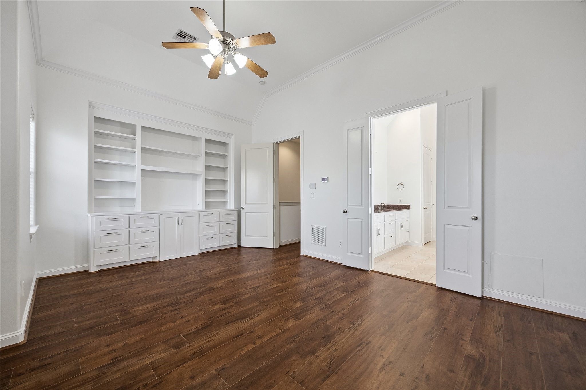 1407 Shearn Street Houston, TX 77007 - Photo 24 of 35 Primary suite on the third floor, features engineered wood floors, built-in bookshelves and ample space.