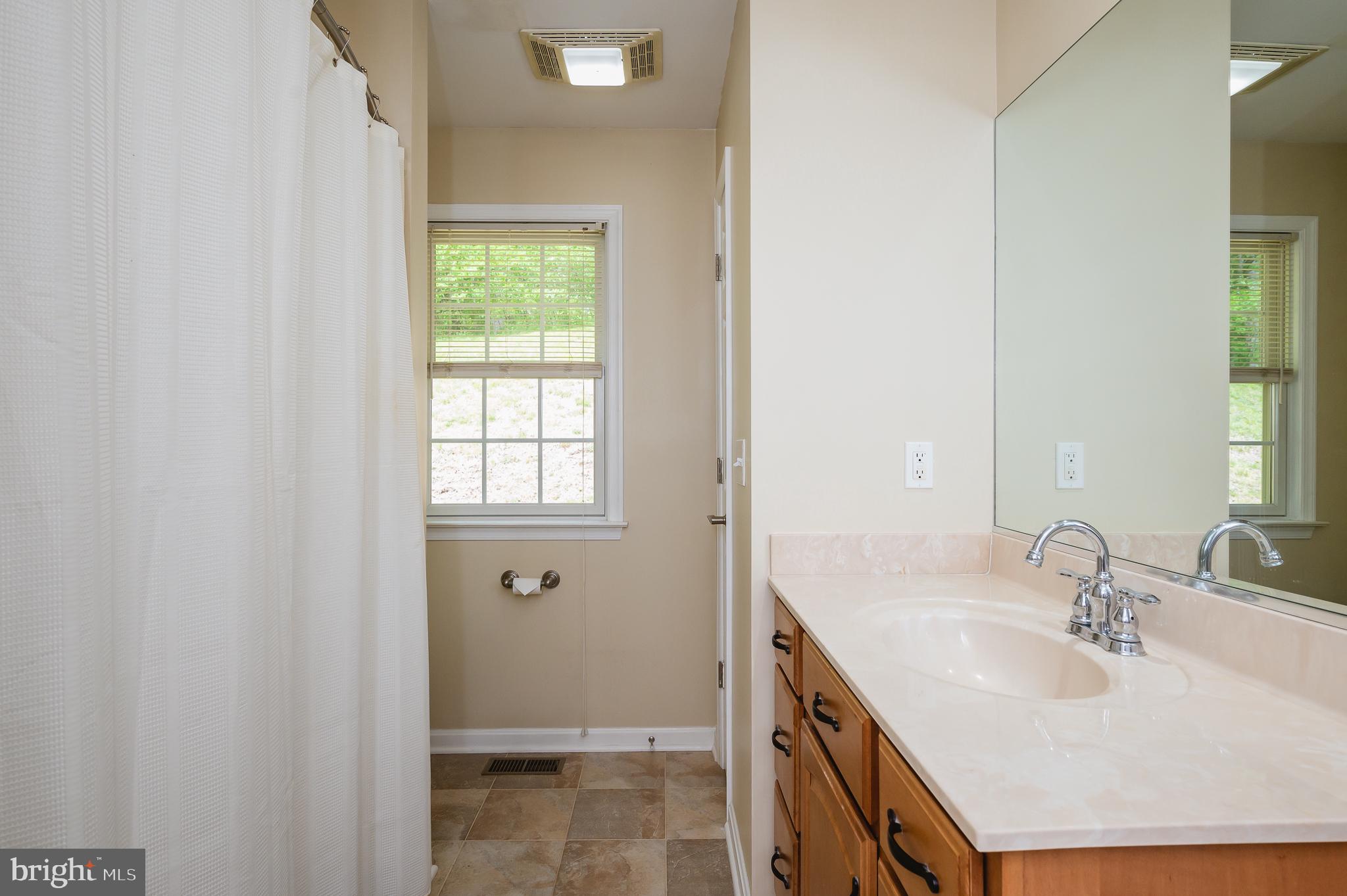 16400 Falls Road Monkton, MD 21111 - Photo 29 of 44 Full main level bath