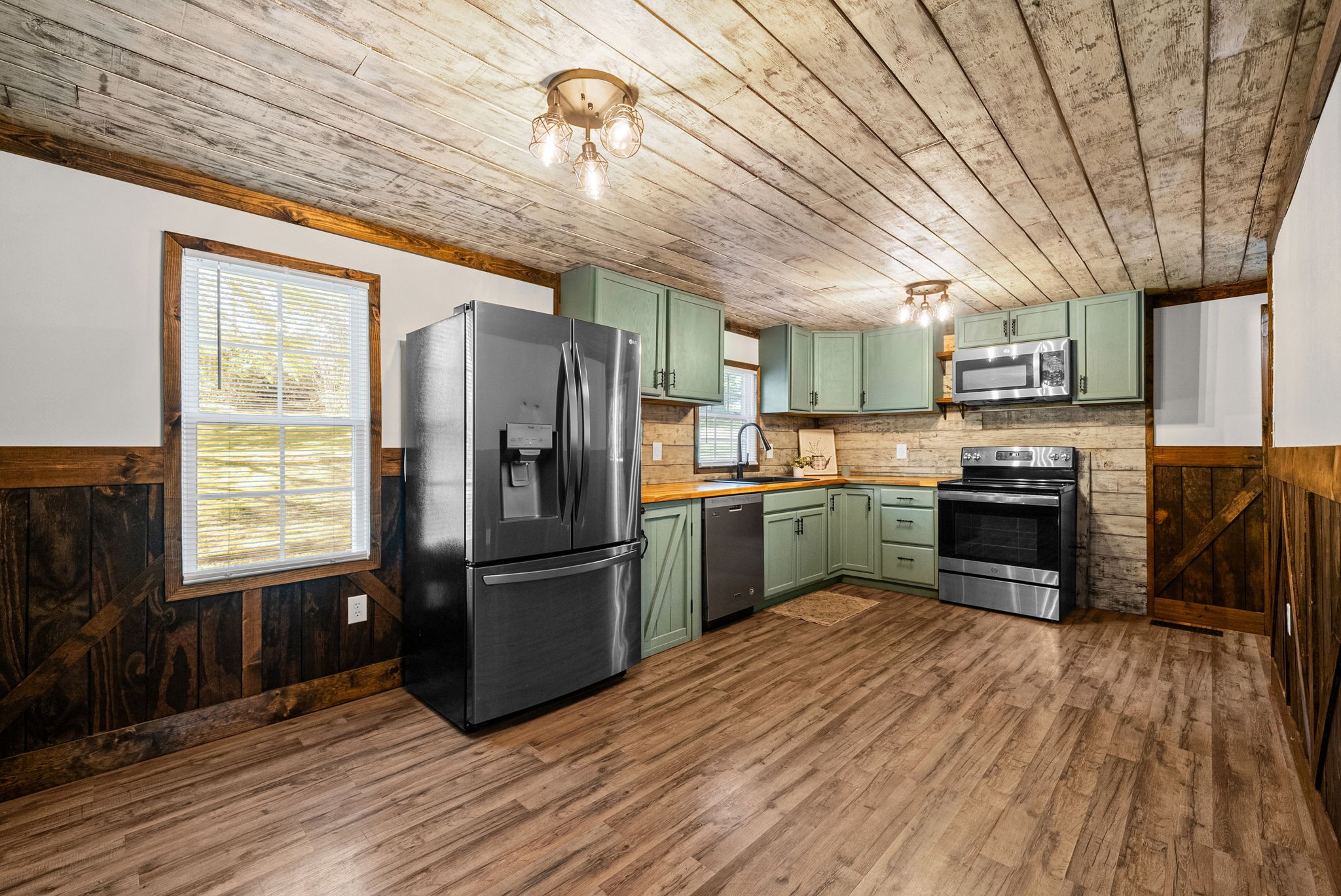 59 Perry Street Cadiz, KY 42211 - Photo 7 of 32 a kitchen with granite countertop stainless steel appliances and wooden floors