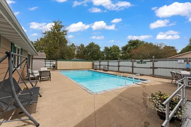 a view of a backyard