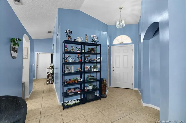 a view of entryway with furniture