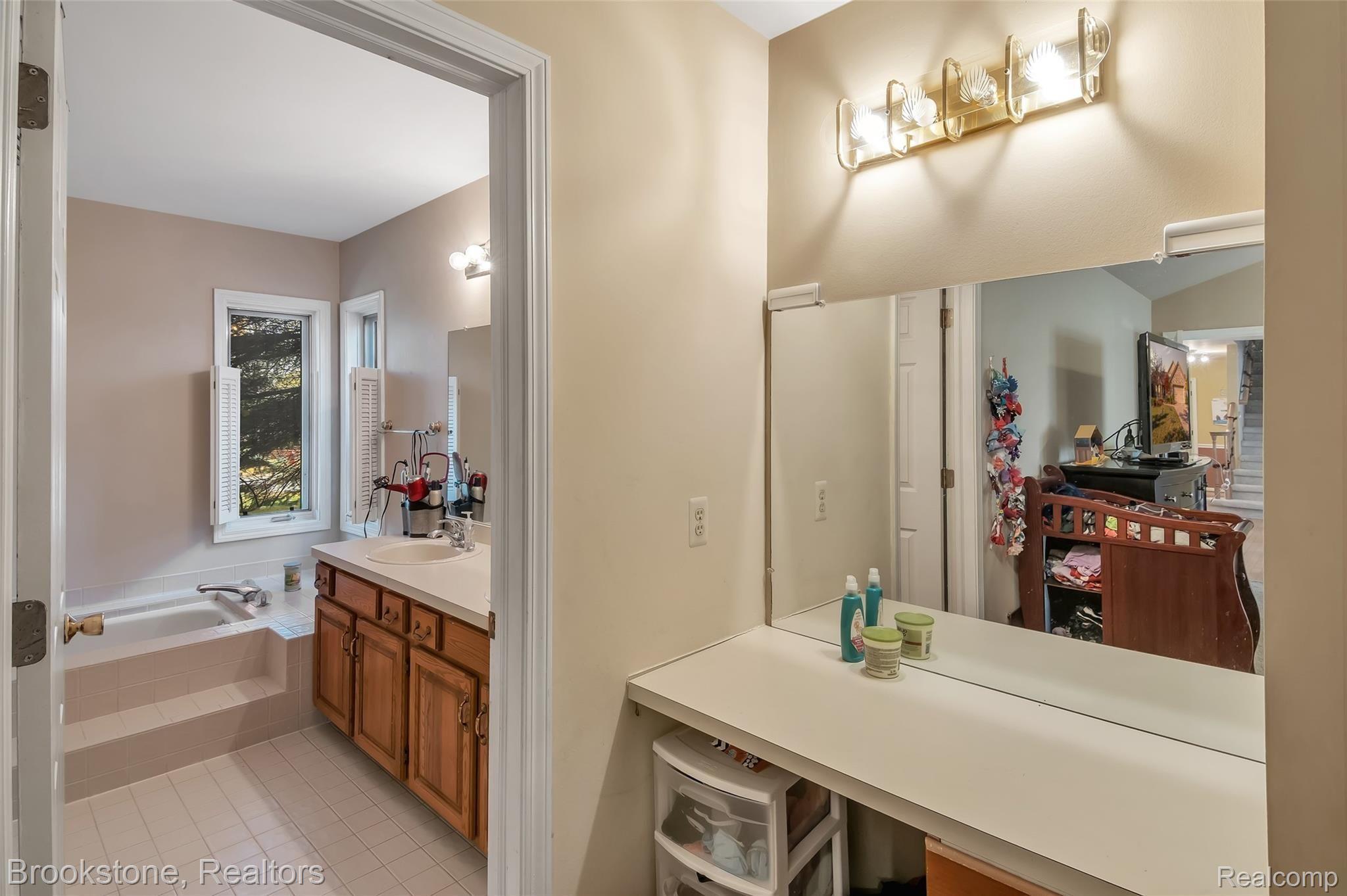 2041 Reagan Drive Rochester, MI 48309 - Photo 12 of 27 23-2041 Reagan Dr-windowstill-reale.jpg