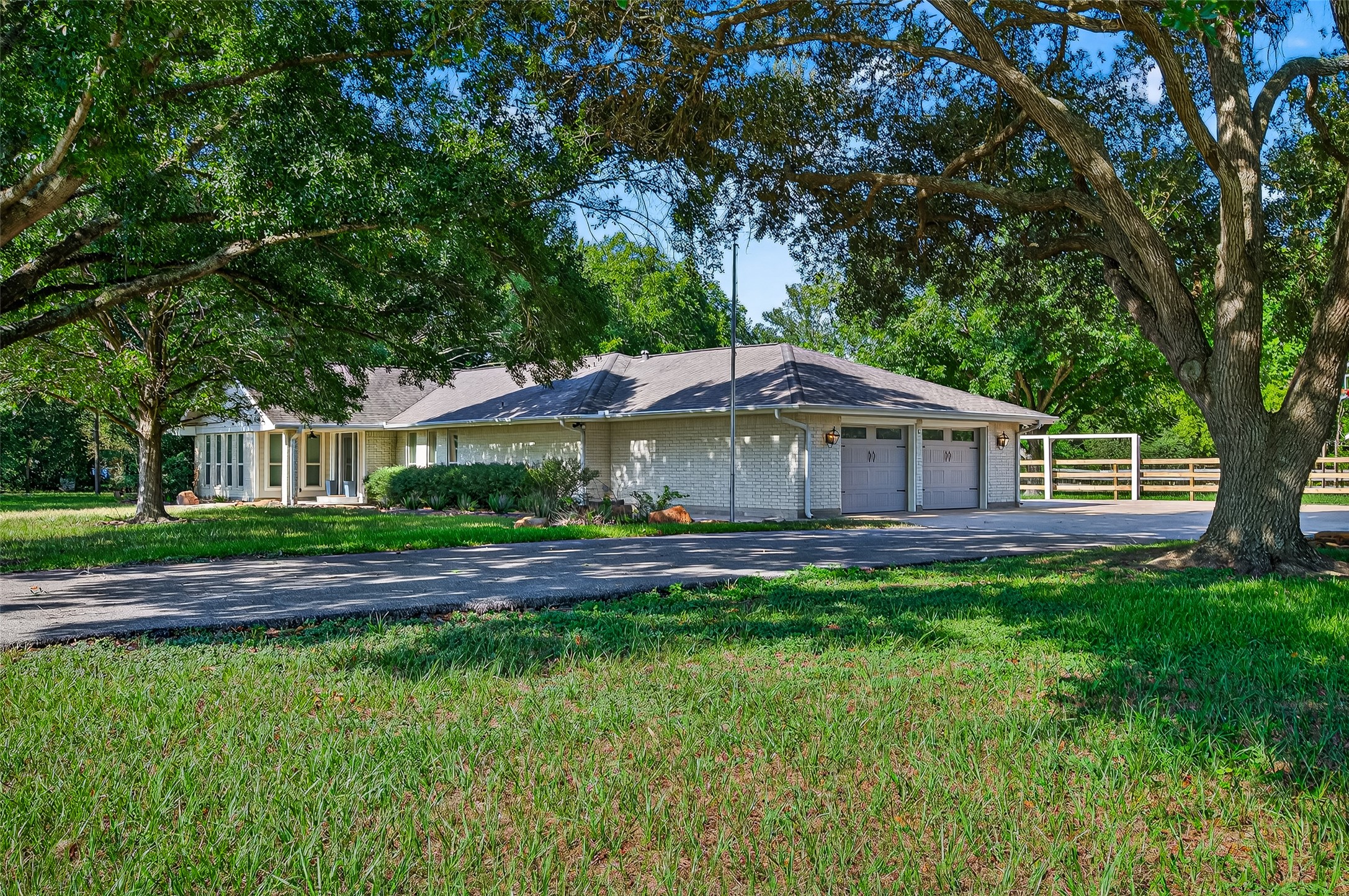 3115 Eula Morgan Road Katy, TX 77493 - Photo 3 of 36 a backyard of a house with table and chairs under an umbrella