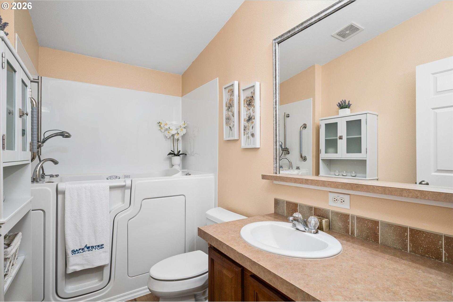 2416 Maia Loop Springfield, OR 97477 - Photo 31 of 37 Bathroom