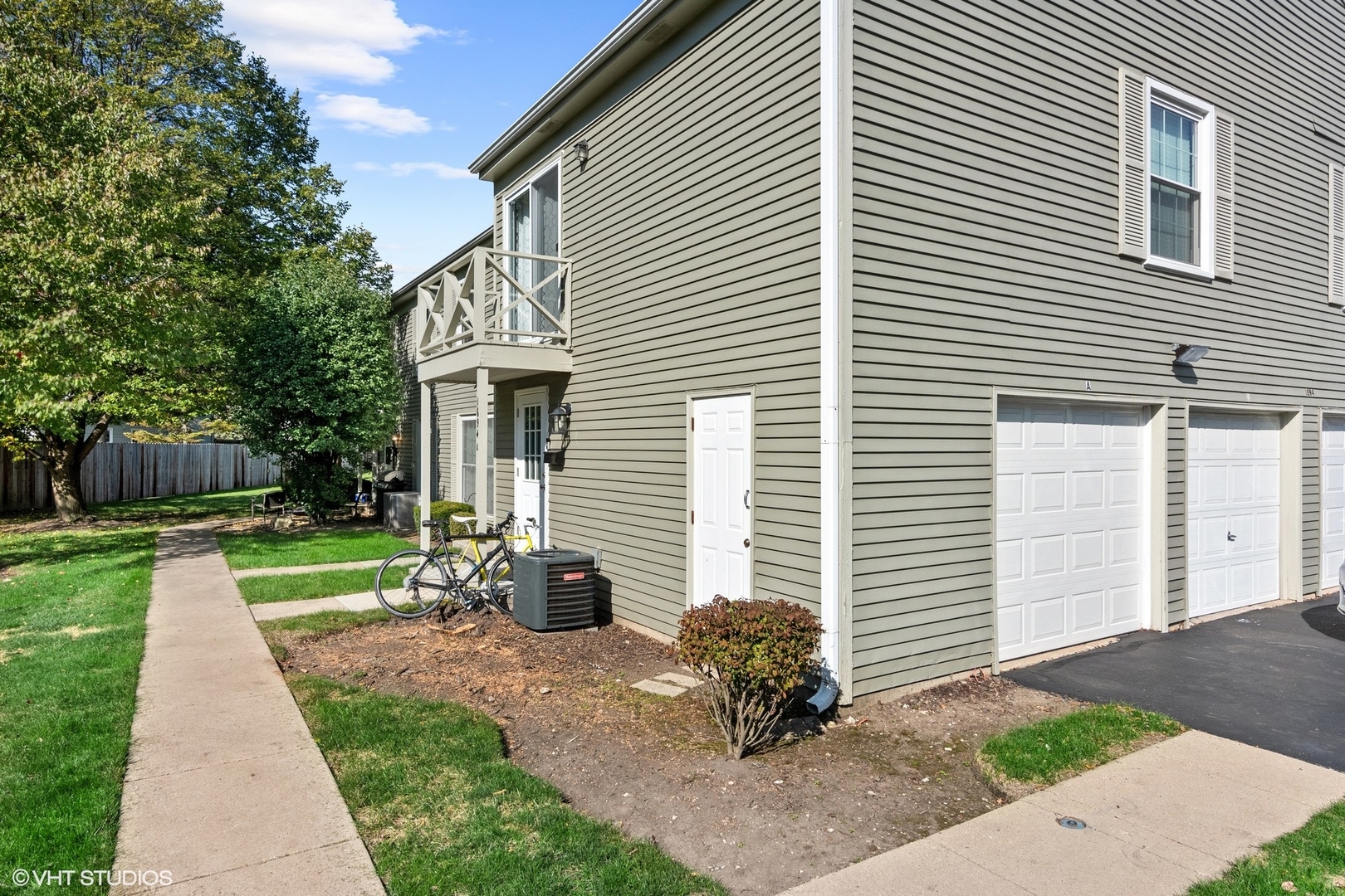1694 Valley Forge Court, Unit B Wheaton, IL 60189 - Photo 2 of 10