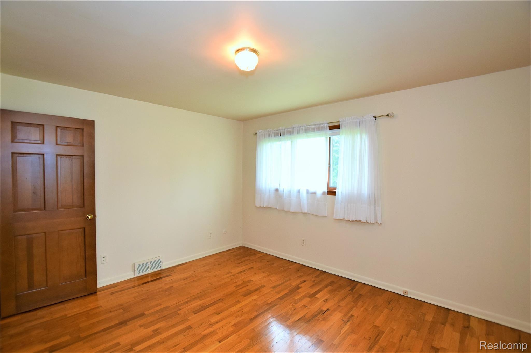 8518 North Vassar Road Mount Morris, MI 48458 - Photo 12 of 23 DSC_0075 (2).JPG