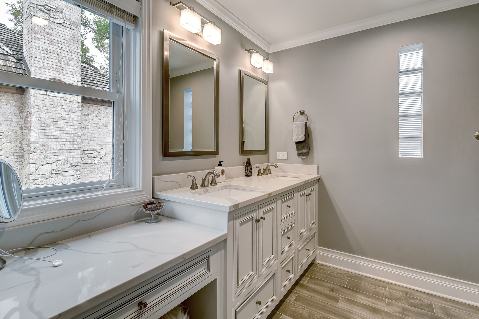 447 Ridge Avenue Clarendon Hills, IL 60514 - Photo 20 of 39 a bathroom with a sink and a mirror