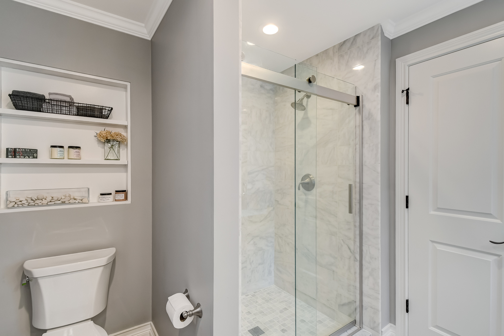 447 Ridge Avenue Clarendon Hills, IL 60514 - Photo 22 of 39 a bathroom with a shower a toilet and a sink