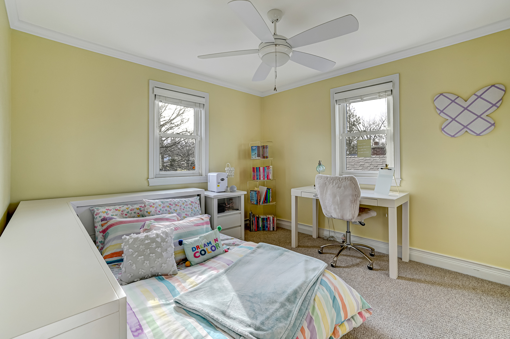 447 Ridge Avenue Clarendon Hills, IL 60514 - Photo 24 of 39 a bedroom with a bed and a table in it