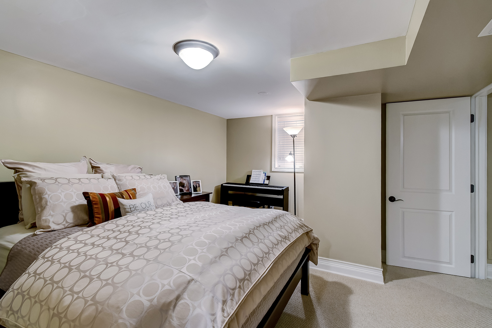 447 Ridge Avenue Clarendon Hills, IL 60514 - Photo 29 of 39 a bedroom with a bed and a lamp