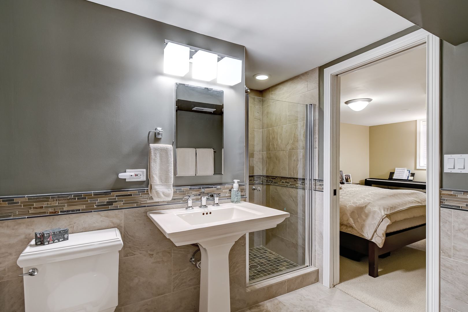 447 Ridge Avenue Clarendon Hills, IL 60514 - Photo 30 of 39 a bathroom with a sink and a mirror