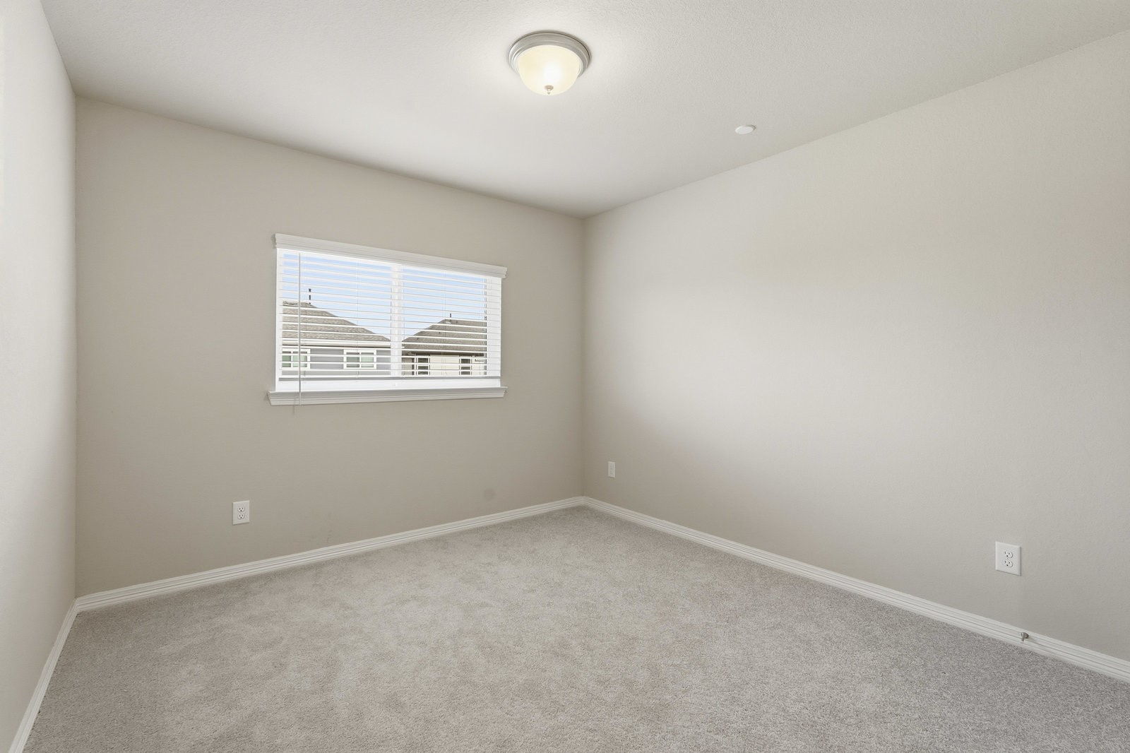 8038 Scanlan Trace Missouri City, TX 77459 - Photo 17 of 25 an empty room with windows
