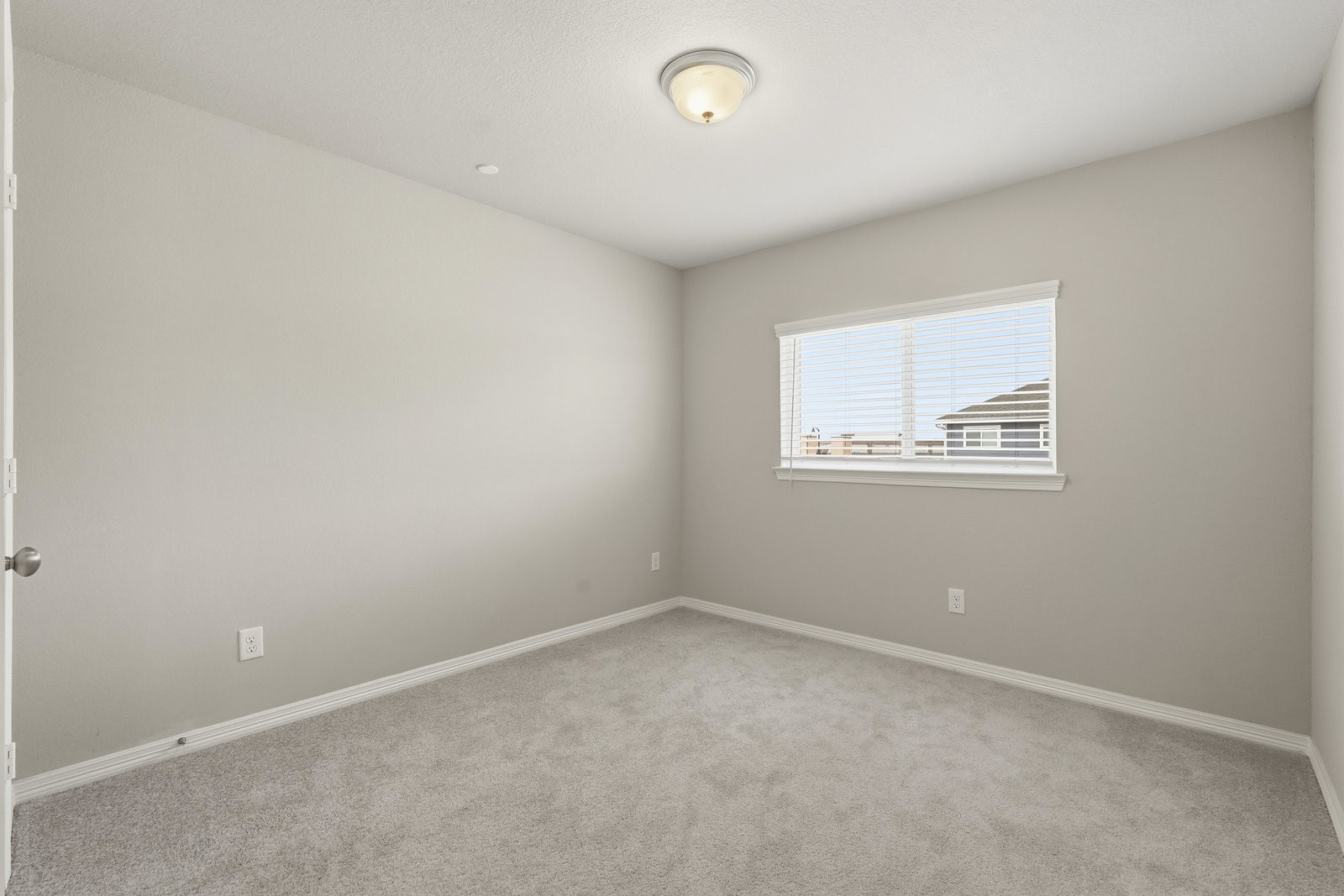 8038 Scanlan Trace Missouri City, TX 77459 - Photo 18 of 25 an empty room with windows