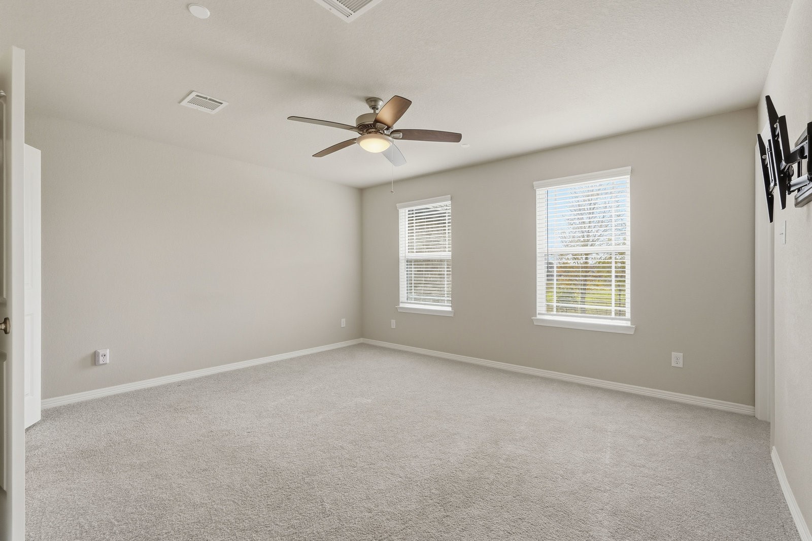 8038 Scanlan Trace Missouri City, TX 77459 - Photo 20 of 25 a view of an empty room with a window