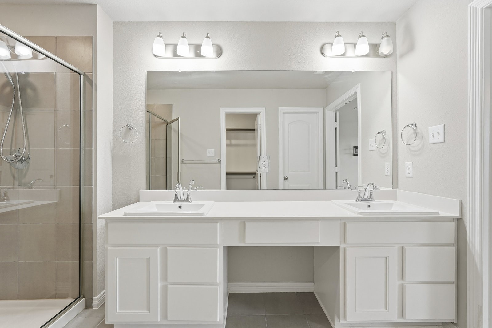 8038 Scanlan Trace Missouri City, TX 77459 - Photo 23 of 25 a bathroom with a sink and a mirror