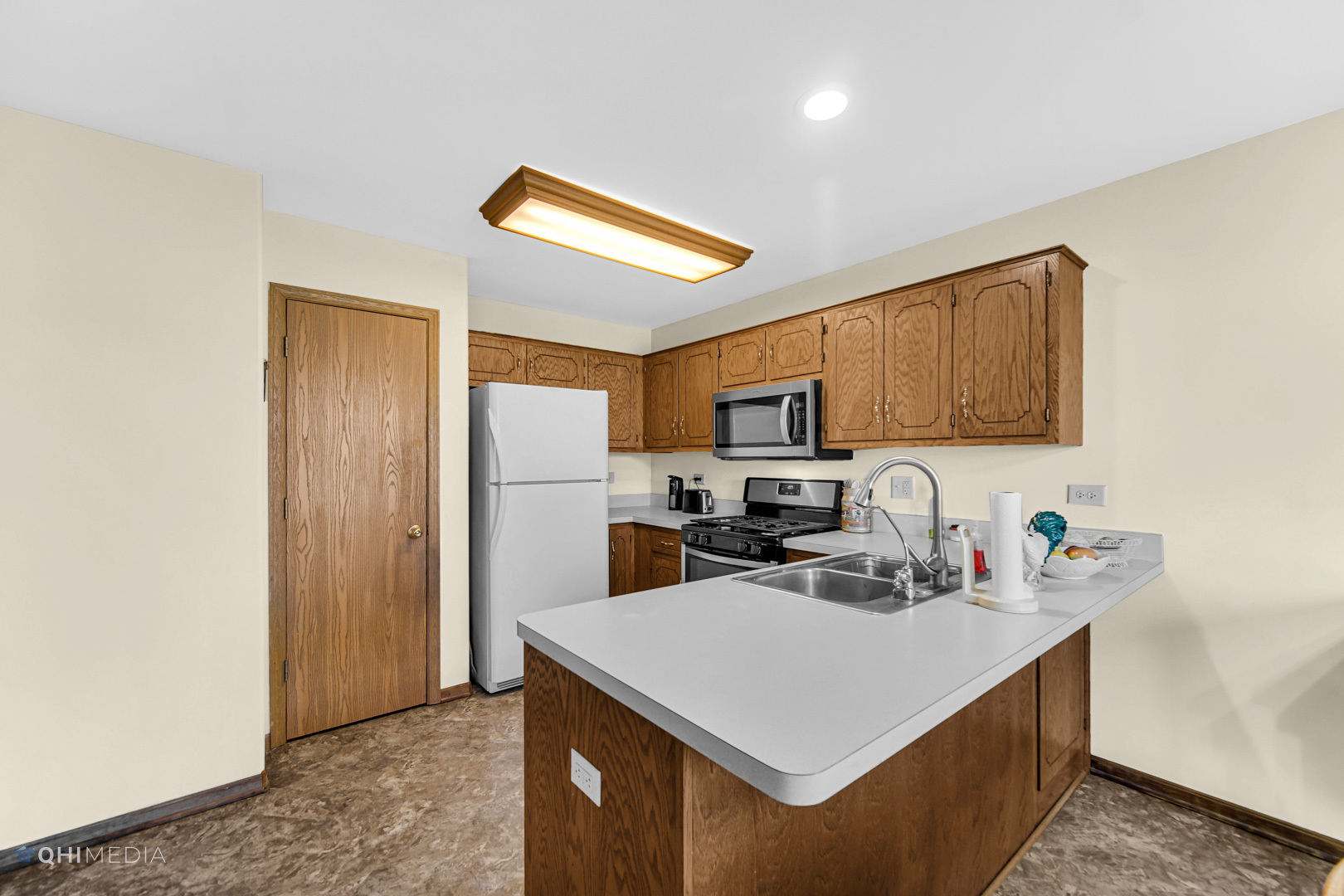 511 Davidson Drive, Unit B Minooka, IL 60447 - Photo 5 of 10 a kitchen with stainless steel appliances a sink a microwave a refrigerator and cabinets