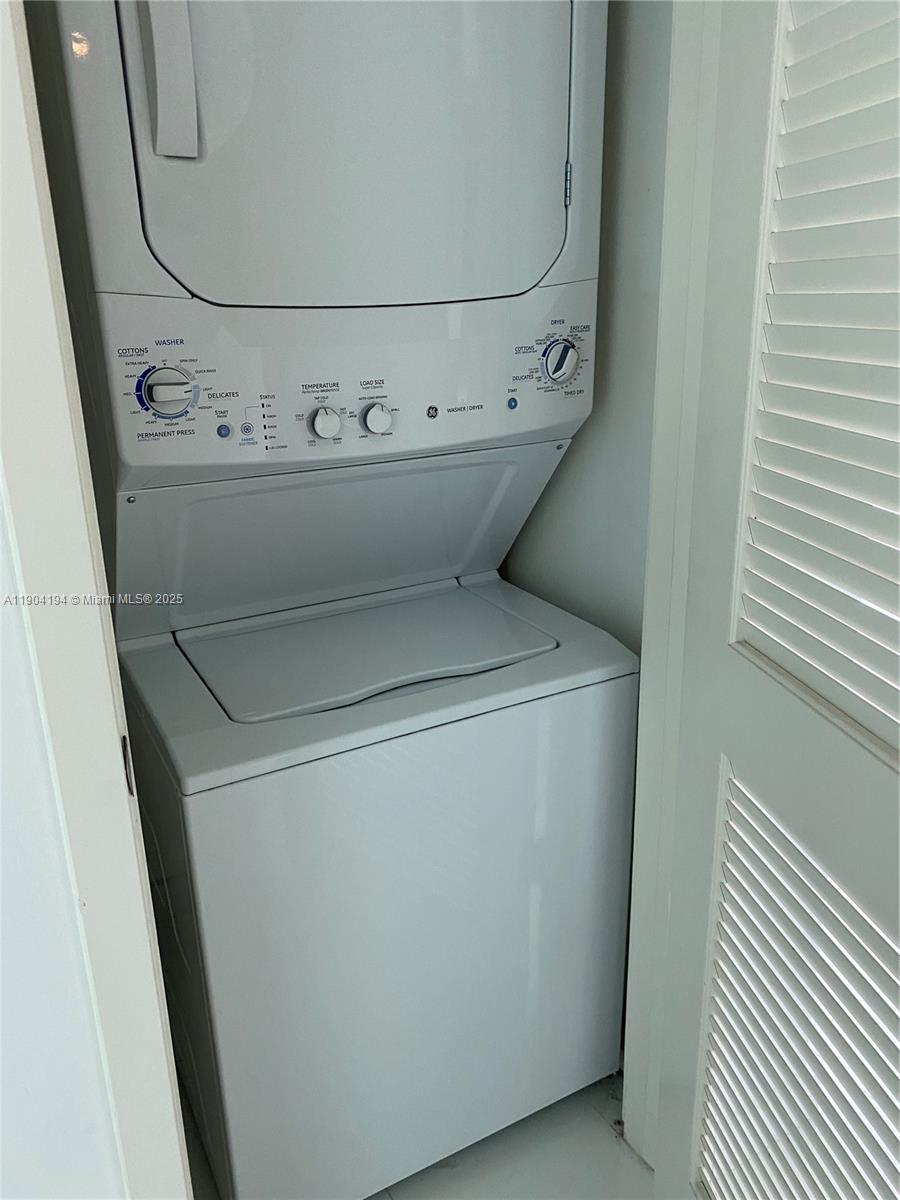 1111 Southwest 1st Avenue, Unit 2516N Miami, FL 33130 - Photo 13 of 31 a utility room with dryer and washer