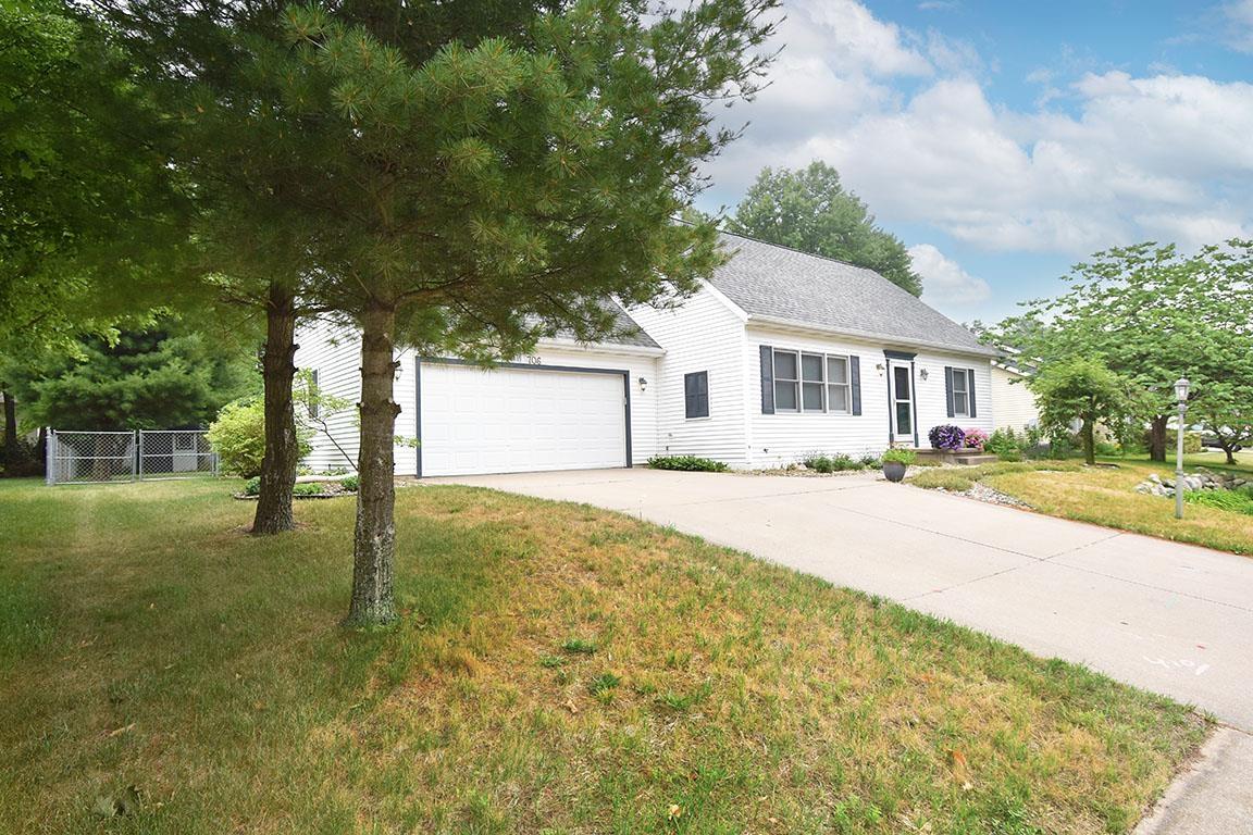 706 Spring Valley Drive Middlebury, IN 46540 - Photo 3 of 36 Gallery Image 3