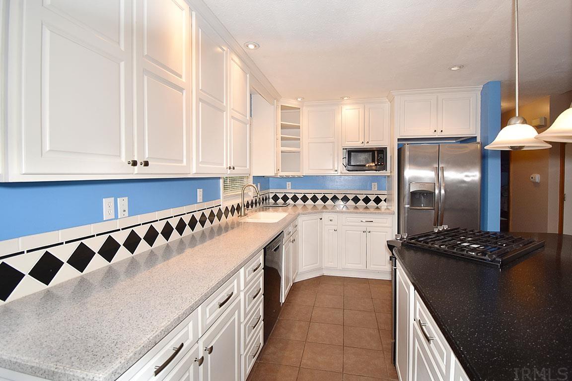706 Spring Valley Drive Middlebury, IN 46540 - Photo 10 of 36 Gallery Image 10