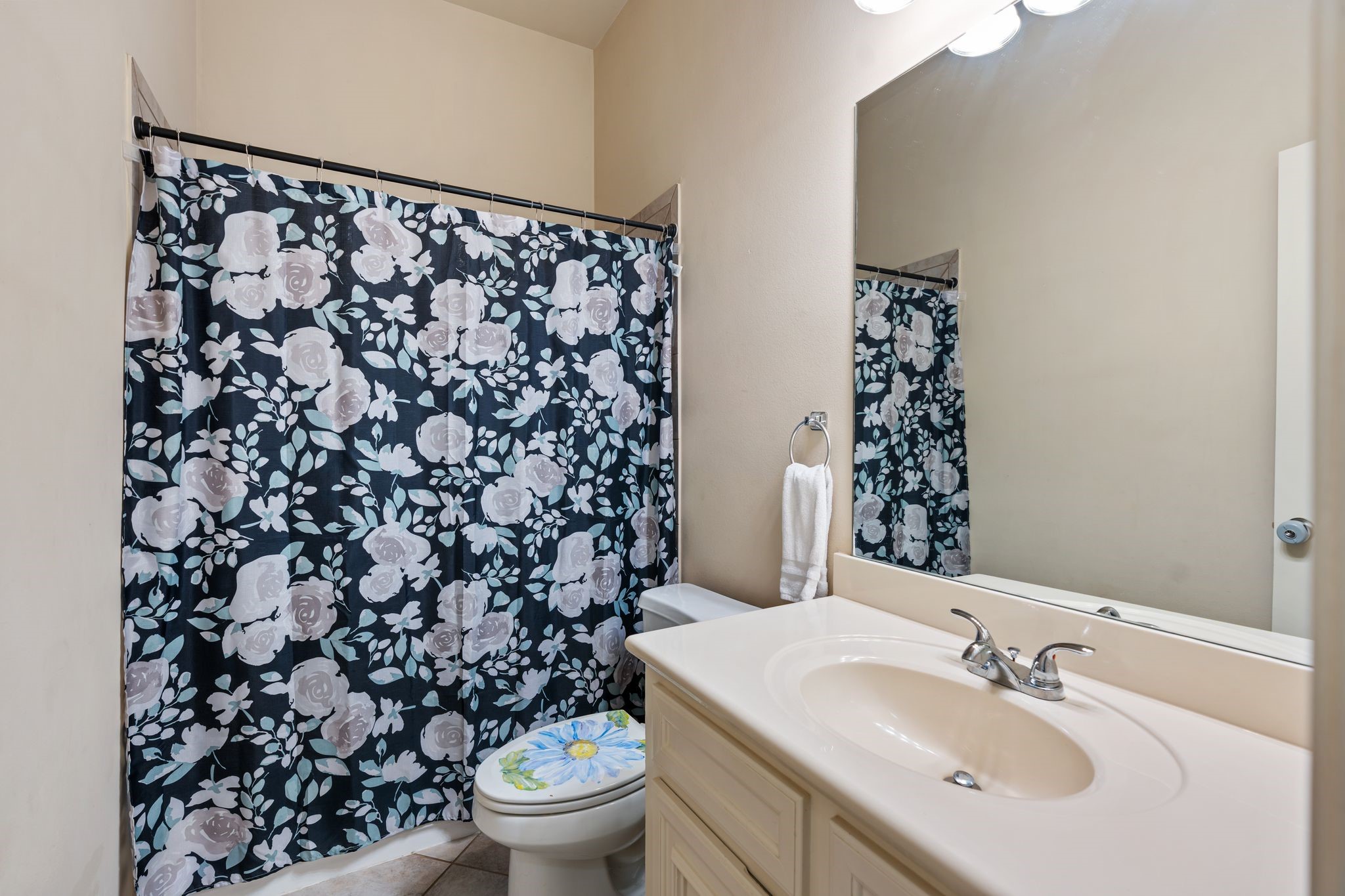 2606 Silverton Bend Rosenberg, TX 77471 - Photo 17 of 26 The hall bathroom serves the two secondary bedrooms and features a convenient shower/tub combination.