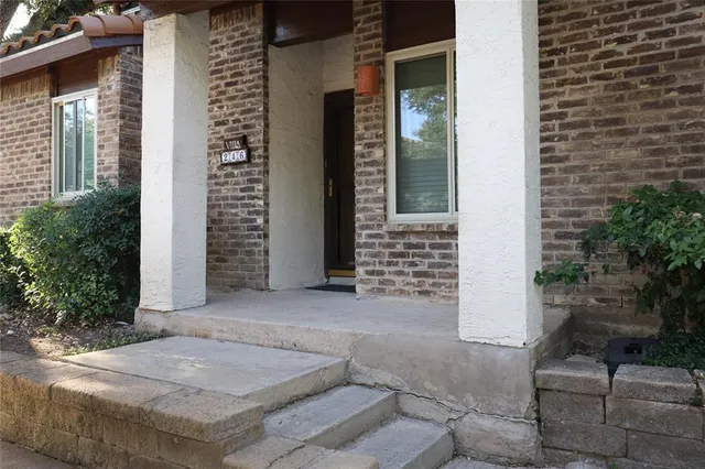 a view of entryway of a house