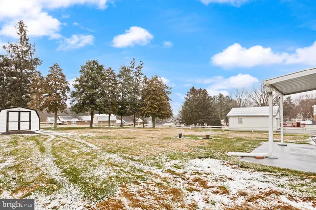 a view of a yard with a house