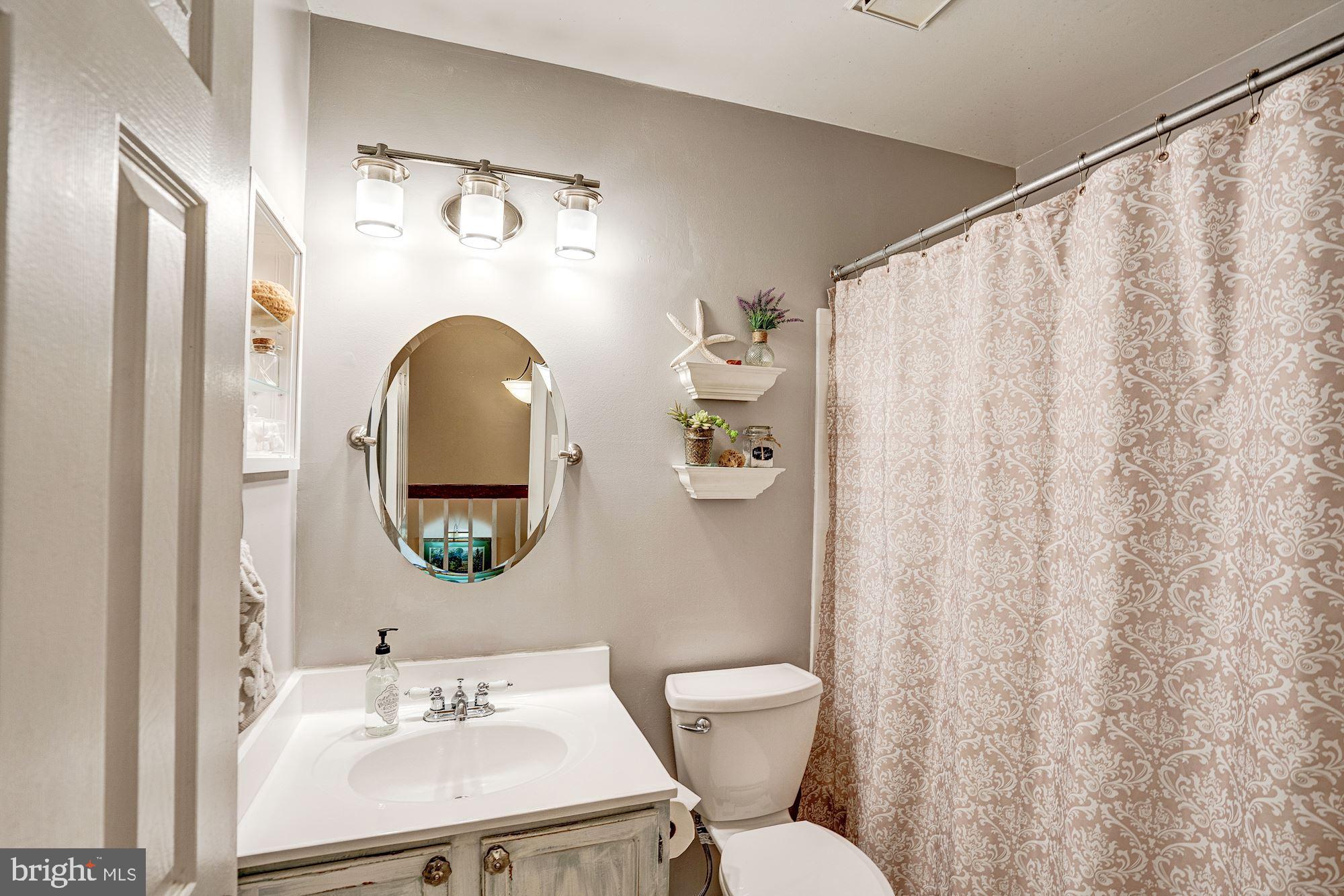1614 Oak Spring Way Reston, VA 20190 - Photo 52 of 85 Full Bathroom #2 on Upper Level of Home