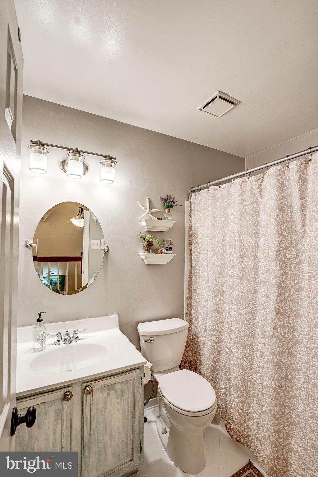 1614 Oak Spring Way Reston, VA 20190 - Photo 53 of 85 Full Bathroom #2 on Upper Level of Home