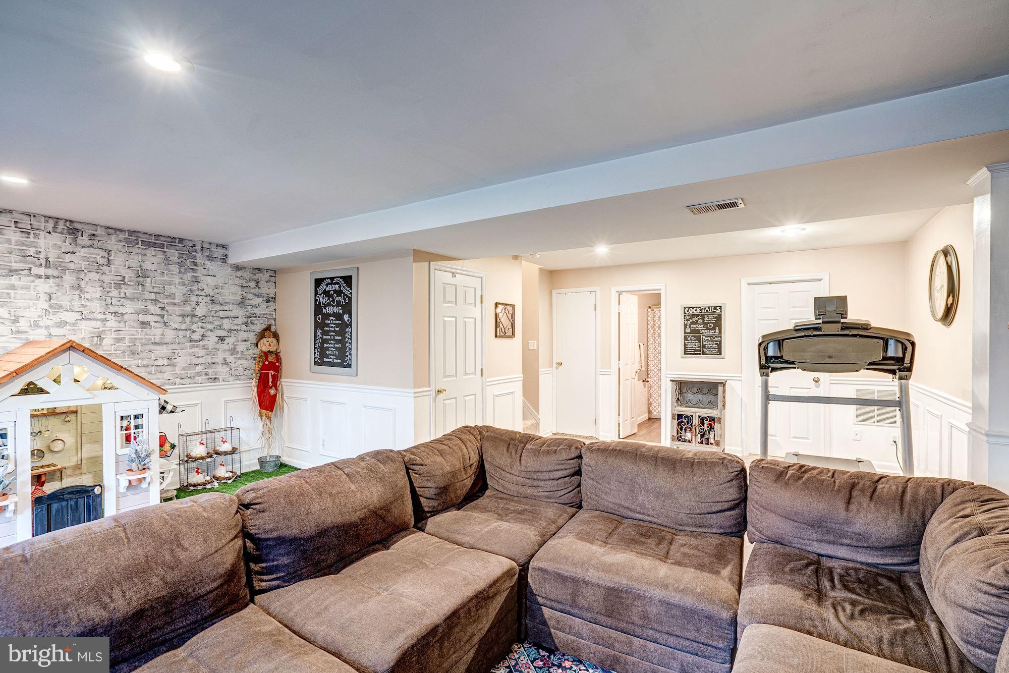 1614 Oak Spring Way Reston, VA 20190 - Photo 60 of 85 Family Room - Spacious, Light, & Bright!