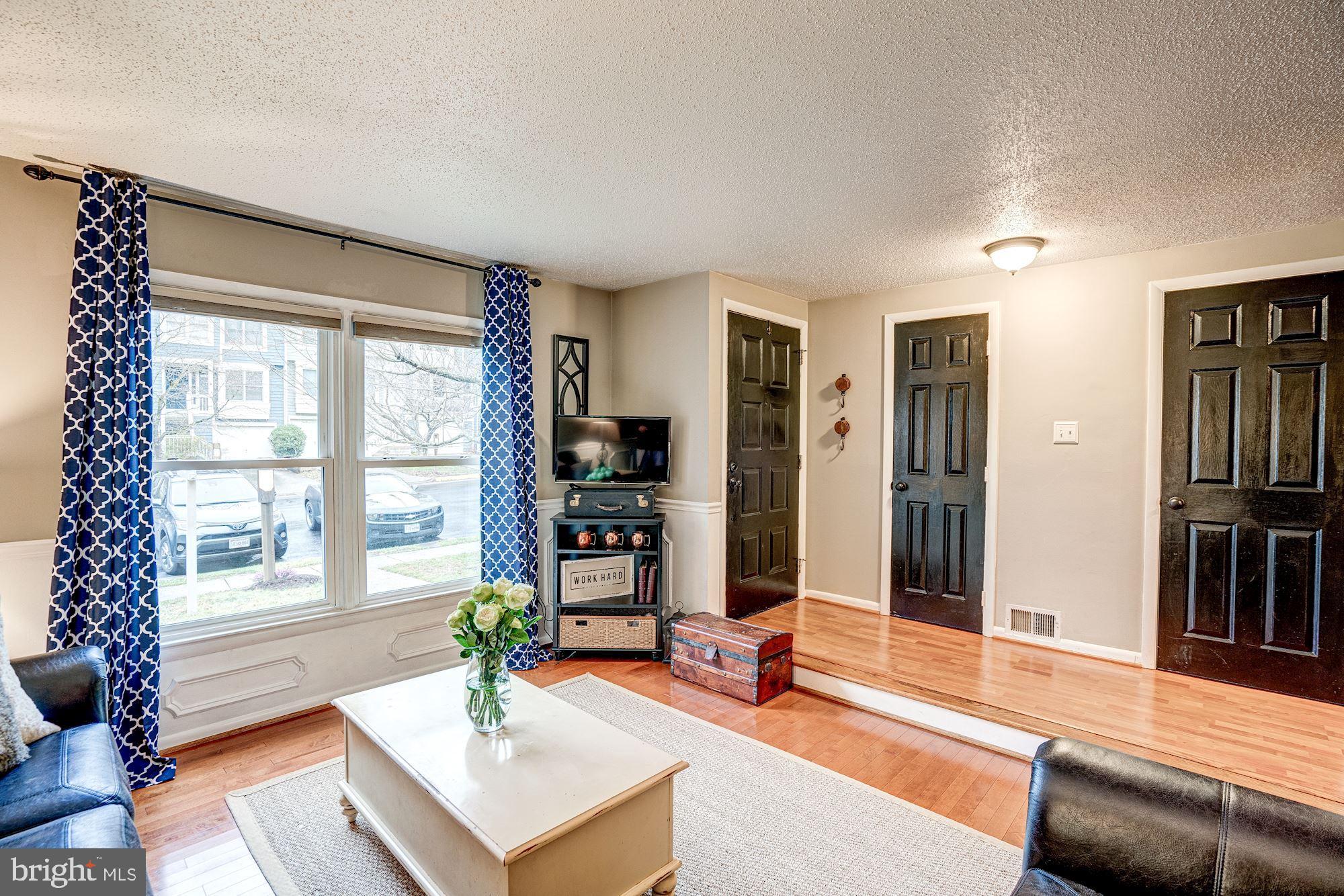 1614 Oak Spring Way Reston, VA 20190 - Photo 9 of 85 Living Room