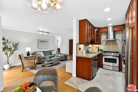 $599,000 | 1154 South Barrington Avenue, Unit 114, Los Angeles, CA 90049