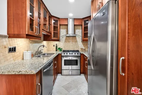 $599,000 | 1154 South Barrington Avenue, Unit 114, Los Angeles, CA 90049