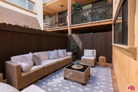 $599,000 | 1154 South Barrington Avenue, Unit 114, Los Angeles, CA 90049