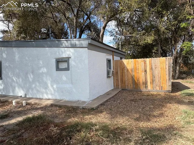a view of a tree in the middle of a yard