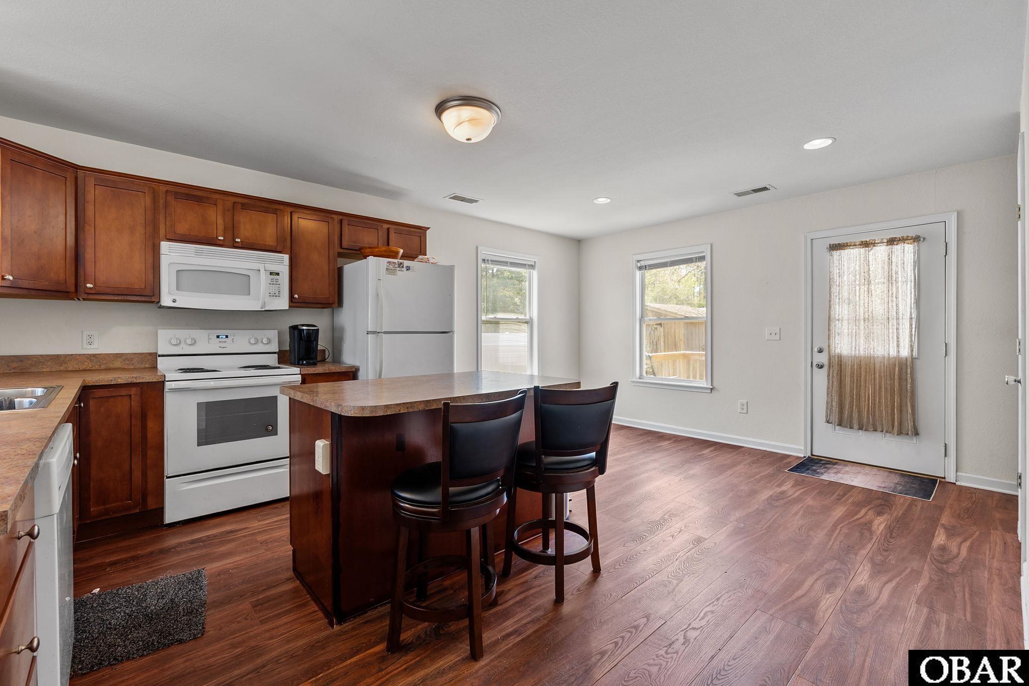 718 George Howe Street Manteo, NC 27954 - Photo 10 of 28 Kitchen & Dining