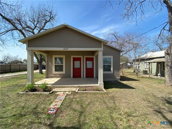 $1,695 | 257 East Garza Street, New Braunfels, TX 78130