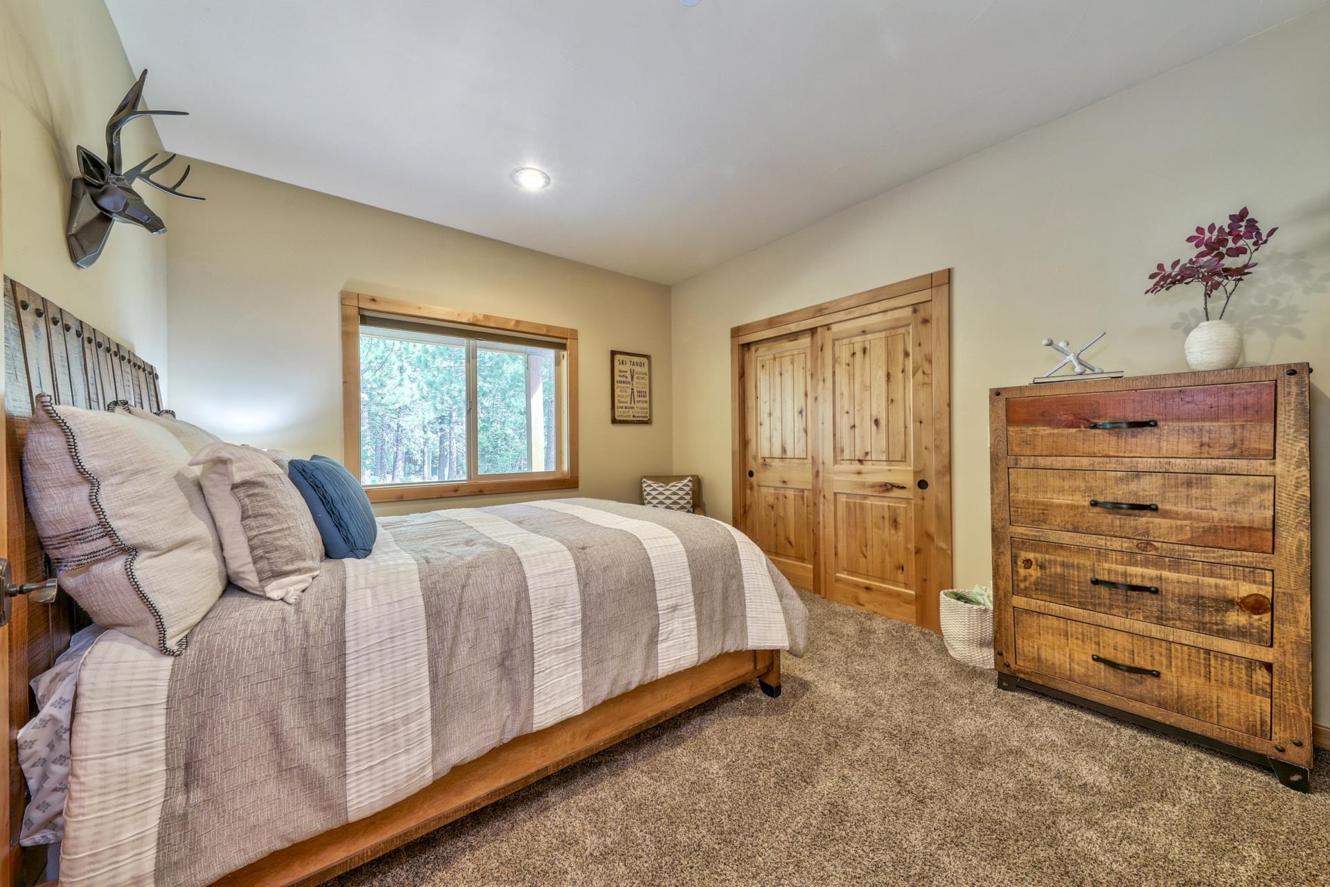 14152 Ski View Loop Truckee, CA 96161 - Photo 20 of 28 a spacious bedroom with a bed and a window