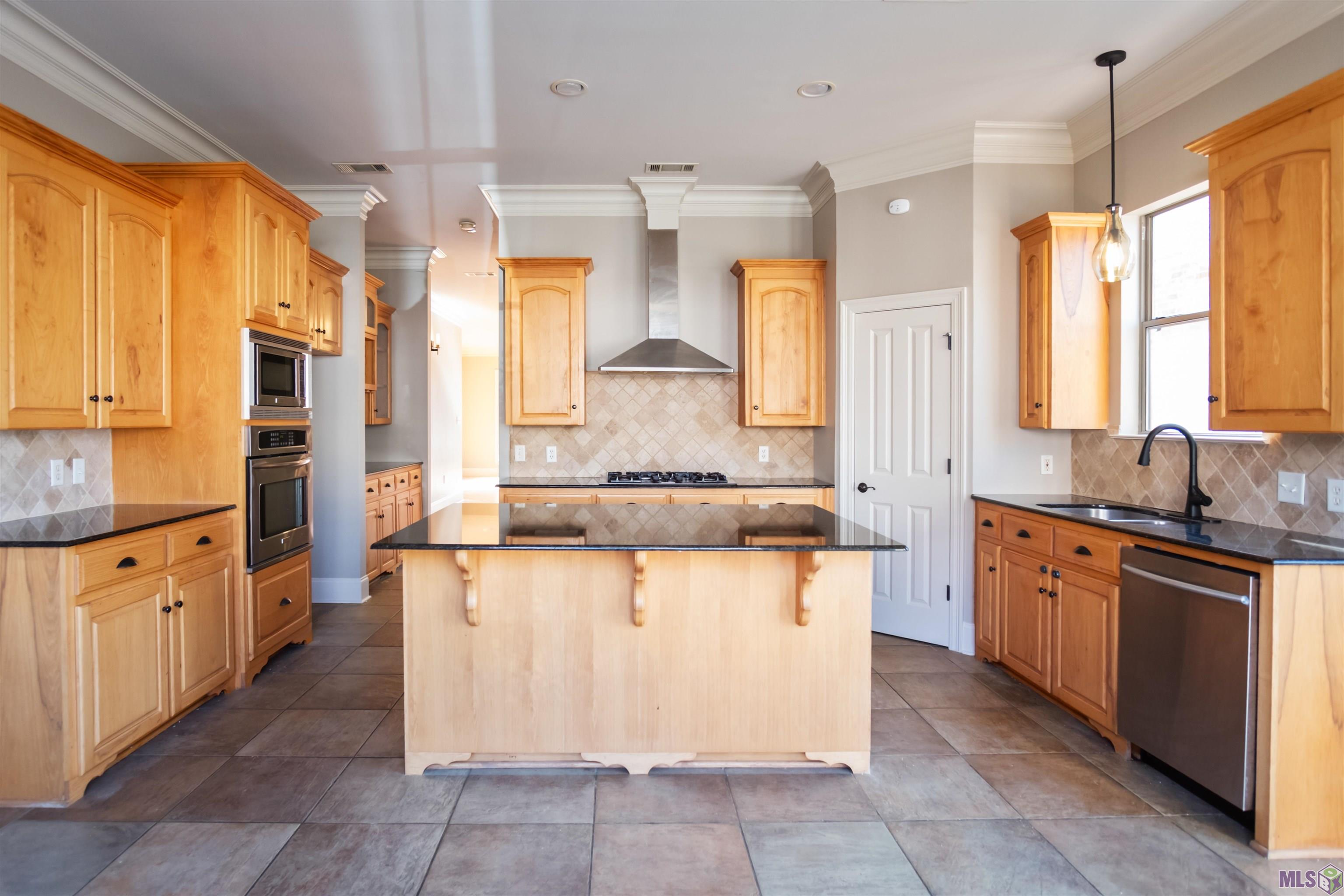 1642 Ruelle De Grace Drive Baton Rouge, LA 70810 - Photo 10 of 57 Kitchen – Island & Range