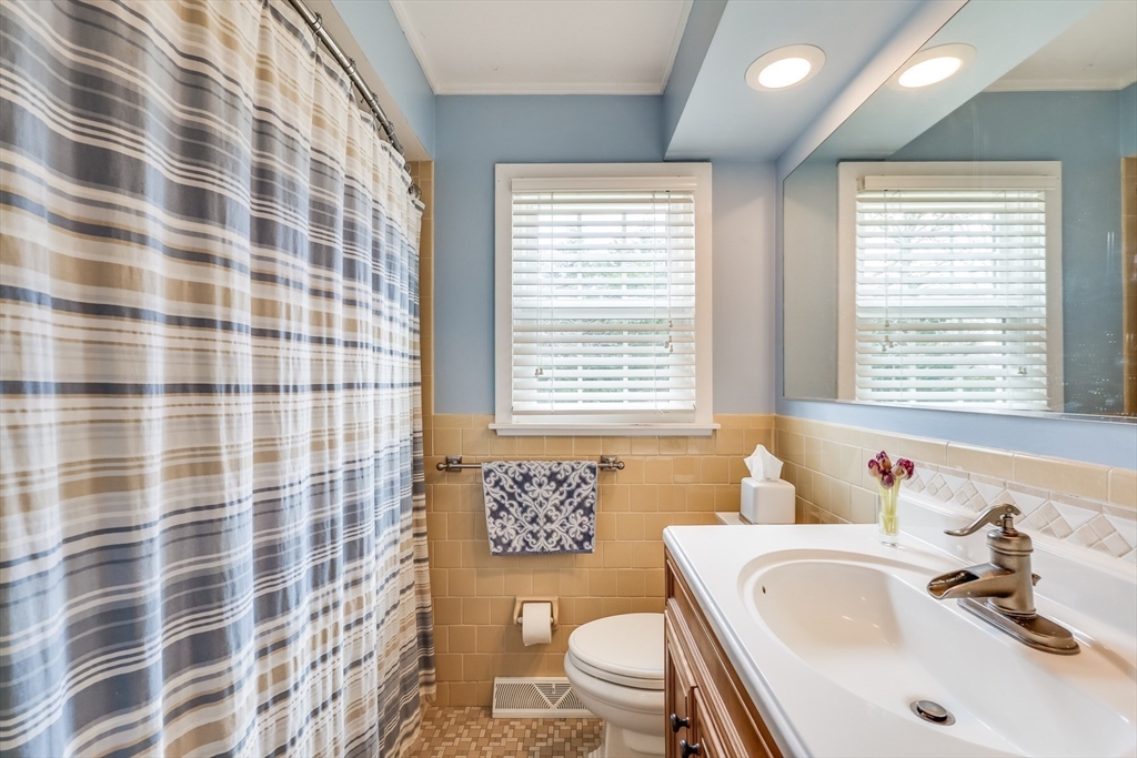 23 Malabar Road Chatham, MA 02633 - Photo 25 of 41 a bathroom with a sink a toilet and a bathtub