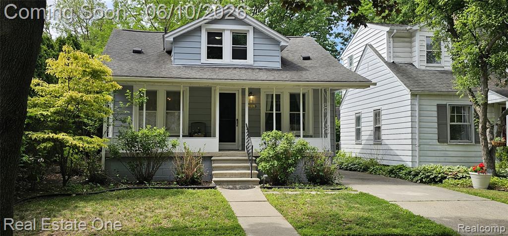 2073 Roslyn Road Grosse Pointe Woods, MI 48236 - Photo 1 of 10